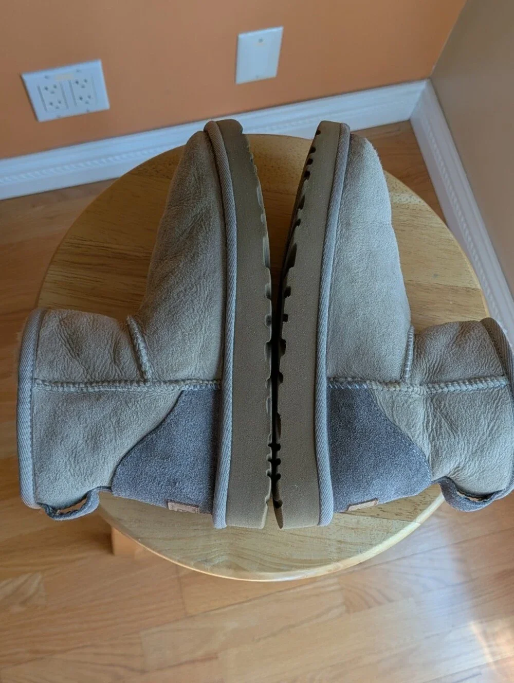 UGG Short Shearling Boots in Light Tan Size 6